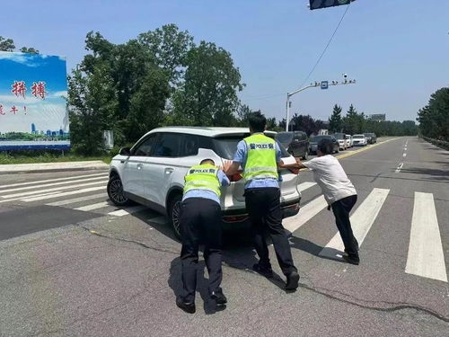 女乘客推车损坏搬不动油 民警帮忙